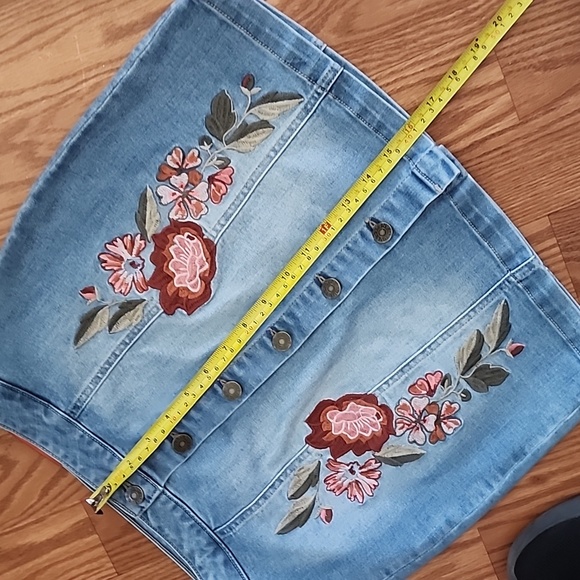NWT Guess embroidery skirt size med button up festival - Picture 5 of 6